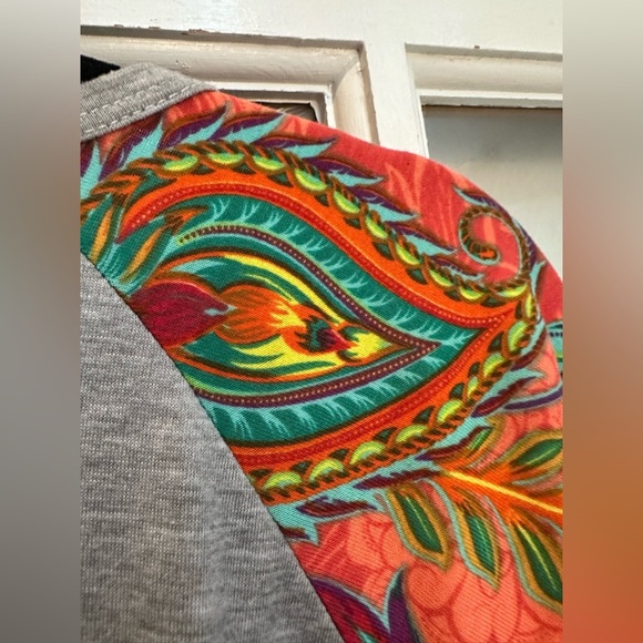 LuLaRoe Randy Baseball Raglan Sleeve Top Paisley Floral Plus Size 2X - Picture 4 of 10